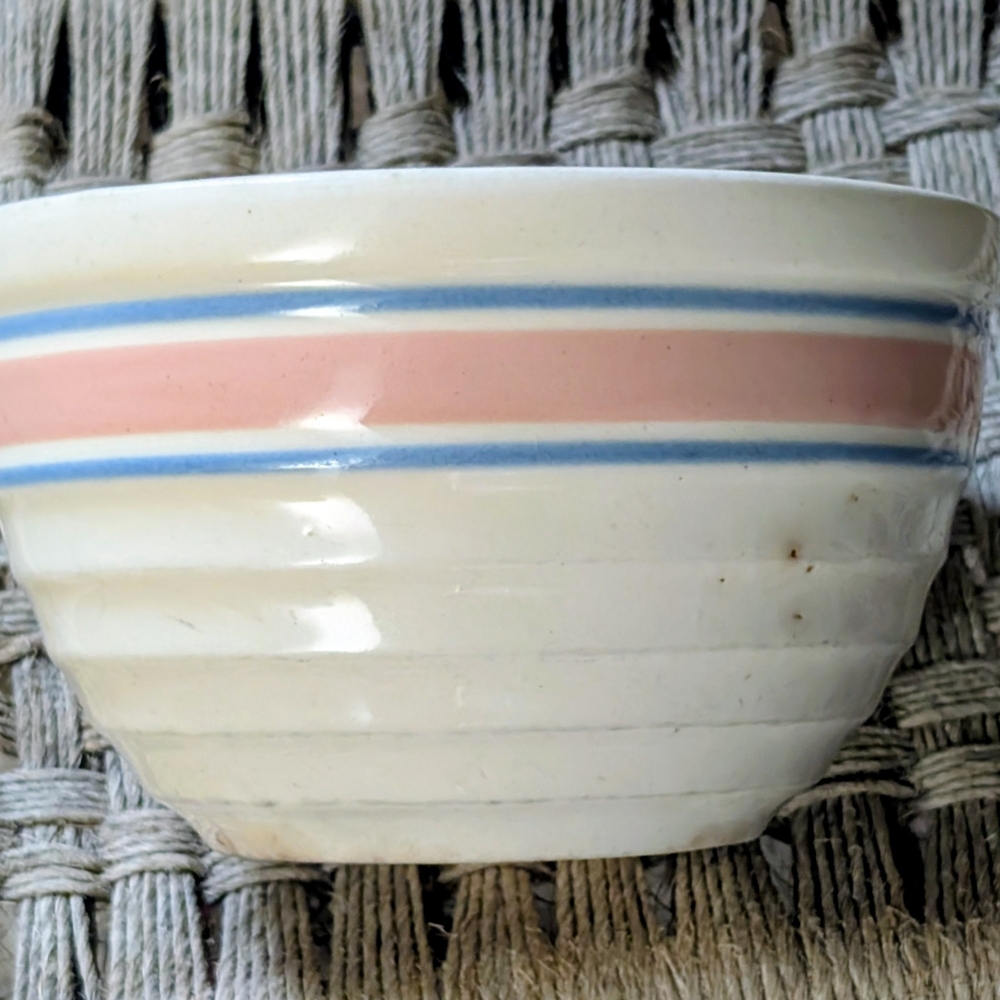 Vintage Collectible 1940s Ribbed Beehive Pottery Mixing Bowl